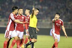 Hà Nội FC - TPHCM: Đội bóng của Công Phượng có bị trọng tài 'phá'?