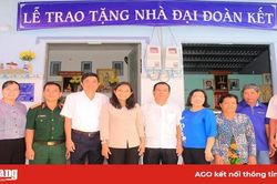 Trao tặng nhà Đại đoàn kết cho hộ cận nghèo