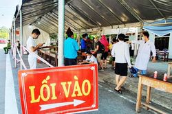 Ngày đầu nới lỏng kiểm soát, người dân nườm nượp từ Đà Nẵng đổ ra Huế