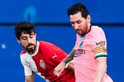 Messi sút xa tung lưới Girona bằng chân không thuận