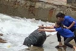 Chủ quán cà phê vứt rác xuống biển ở Vũng Tàu bị lập biên bản