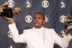 Kanye West bỏ kèn vàng Grammy vào toilet