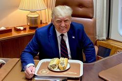 Tổng thống Trump ăn món giống bánh mì Việt Nam