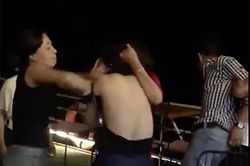 Cô gái bị đánh ghen, lột quần áo ở quán cà phê