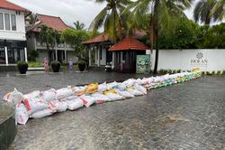 Quảng Nam: Giăng dây, chèn bao cát giữ nhà hàng, khách sạn ven biển trước lúc bão số 5 đổ bộ