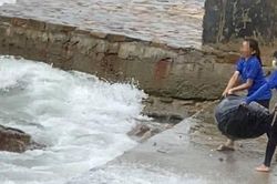 Nhân viên quán cà phê vứt hàng chục bao rác xuống biển