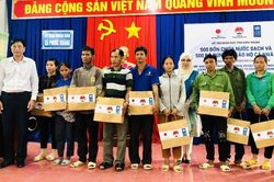 Tặng dụng cụ bảo vệ cá nhân cho 500 hộ nghèo Ninh Thuận