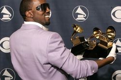 Kanye West đăng video tiểu tiện vào cúp vàng Grammy gây sốc