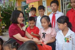 Báo Công lý và Tập đoàn Thiên Long tặng quà cho học sinh Trường Tiểu học xã Đồng Thắng