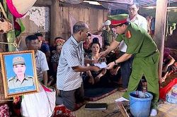 Trao 115 triệu đồng hỗ trợ Công an viên Sơn La hy sinh trong khi truy bắt tội phạm