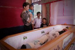Kỳ lạ phong tục 'sống với người chết' ở Indonesia