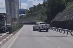 Clip: Hai ô tô chèn ép nhau trên cầu Bãi Cháy khiến nhiều người kinh hãi