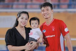 Bùi Tiến Dũng tặng 'trái tim' cho Khánh Linh và con gái