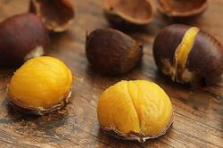 Mua hạt dẻ, chọn hạt cái mới thơm bùi ngọt, hạt đực ít thịt lại kém ngon