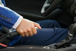 Xe ô tô phát tiếng ồn khi đạp phanh là do đâu?