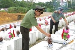 Thứ trưởng Lê Tấn Tới viếng Nghĩa trang liệt sĩ Vị Xuyên