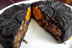 Bánh Trung thu tỏi đen độc lạ, đắt đỏ hút khách