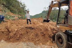 Mưa lớn gây sạt lở, tuyến đường lên biên giới ở Quảng Nam bị chia cắt