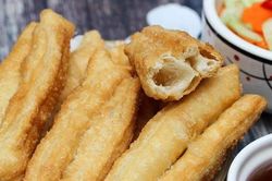 Quẩy chiên vỉa hè giòn ngon, bắt mắt nhưng hãy cẩn trọng vì sự thật có thể khiến bạn rùng mình