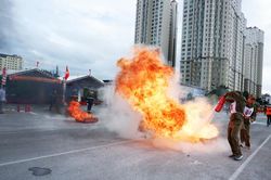 Hà Đông: Giả định cháy lớn tại một hộ dân có nhà cao tầng, nhiều người mắc kẹt