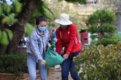 Quảng Bình: 'Bão đến nhà' cô giáo mầm non 'leo mái nhà' chống bão