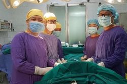 Cứu sống 'dị nhân' nuốt dao lam, bác sỹ mò được cả đống đồ trong dạ dày