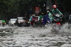 Mưa lớn, nhiều tuyến đường ở thành phố Vinh ngập sâu