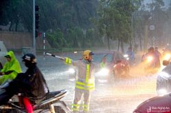 Cảnh sát giao thông Thành phố Vinh dầm mưa điều tiết phương tiện trên các tuyến đường ngập sâu