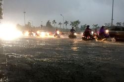 Nhiều tuyến phố ở thành Vinh chìm trong biển nước