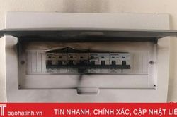 Mái tôn bị hất vào trạm biến áp gây phóng điện nhà dân ở TP Hà Tĩnh