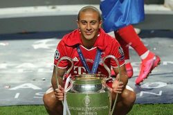 Bayern Munich đồng ý bán tiền vệ Thiago Alcantara cho Liverpool