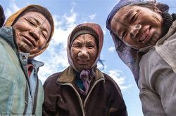Bộ tộc kỳ lạ đục mũi, nhét đồng xu tự làm mình xấu