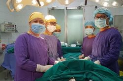 Ăn từ sỏi đá đến bơm kim tiêm, bật lửa, người đàn ông 55 tuổi suýt chết vì thủng dạ dày
