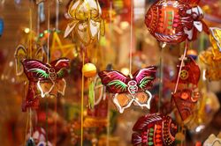 Chuyện nghề chưa kể của gia đình làm lồng đèn truyền thống hiếm hoi tại Sài Gòn
