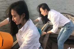 Thần thái đậm chất minh tinh, Angela Phương Trinh giản dị quần jeans, áo sơ mi vẫn nổi bần bật