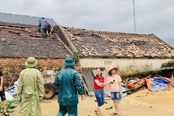 Lốc xoáy cuốn bay hàng chục mái nhà dân ở Hà Tĩnh