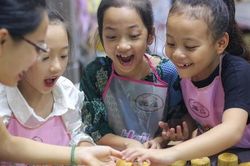 Trẻ nhỏ thích ăn bánh trung thu nhưng không phải bố mẹ nào cũng biết ăn sao để tốt cho sức khỏe của con