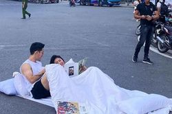 Cơ quan chức năng lên tiếng về vụ việc cặp đôi mang chăn gối ra đường chụp ảnh cưới gây xôn xao