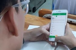 Học sinh được dùng điện thoại trong lớp để phục vụ học tập