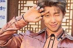 Tới giờ RM vẫn khốn đốn trông coi BTS, quậy không thiếu trò gì