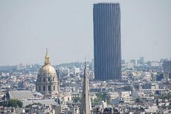 Pháp bắt giữ đối tượng leo lên tòa nhà Tour Montparnasse cao nhất Paris