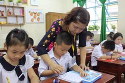 Hỗ trợ kinh phí mua sắm trang thiết bị cơ bản cho dạy và học lớp 1