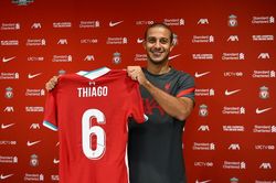 Liverpool chính thức đón siêu tiền vệ Thiago Alcantara