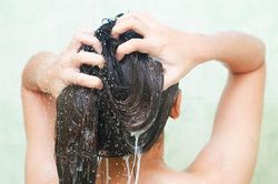 Nguyên nhân khiến tóc nhanh bết dính và cách khắc phục hiệu quả