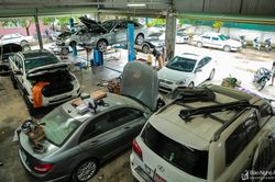 Ô tô, xe máy ở thành phố Vinh xếp hàng vào gara sau ngập lụt