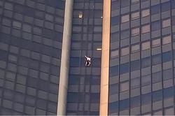 'Người nhện' bị bắt khi leo lên tòa nhà Tour Montparnasse cao 210m