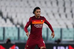 Chuyển nhượng M.U: HLV Roma khẳng định Smalling muốn trở lại Serie A