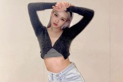 Chẳng cần hở bạo, Rosé (BLACKPINK) chỉ diện croptop 'sương sương' cũng khiến fan 'bấn loạn'