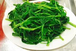 Mẹo luộc rau muống xanh giòn, không bị thâm đen