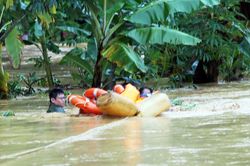 Bám bản giúp đỡ nhân dân trong mưa lũ